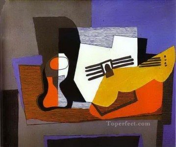 パブロ・ピカソ Painting - ギターのある静物画 1942年 パブロ・ピカソ